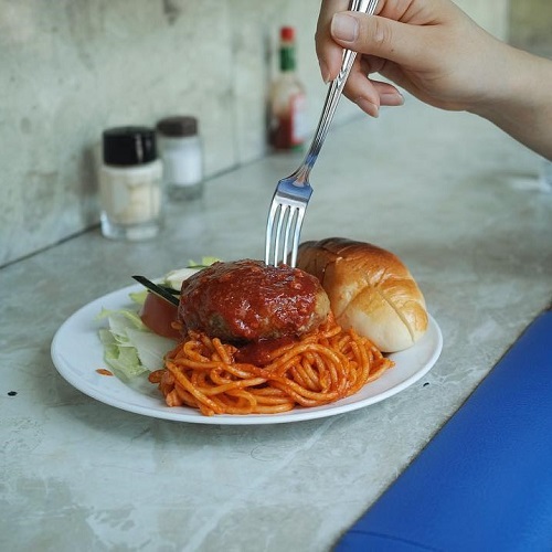 「昔ながらのナポリタンが食べたくて♪」給食風の甘めの味付けを堪能できる東京都内にあるレトロなカフェ5選