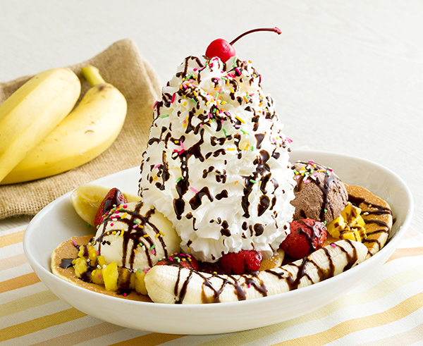 アメリカのアイスクリームデザート バナナスプリット がモチーフ エッグスンシングス にパフェ風パンケーキが登場 Isuta イスタ おしゃれ かわいい しあわせ