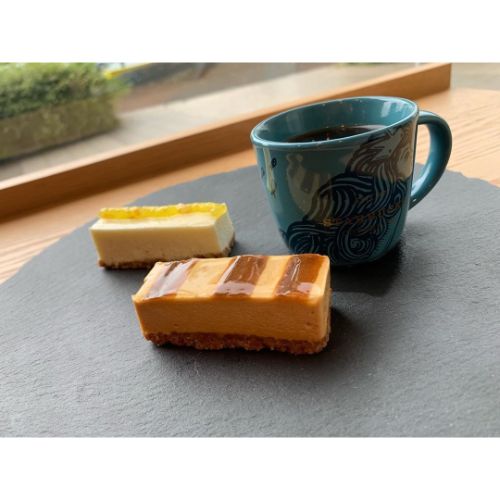 スタバの「ミニケーキ」は濃厚とろ～り…。かわいい小さめサイズなので、おやつにぴったりです♡