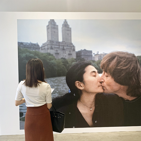 ジョンレノン オノヨーコの有名な1枚も 篠山紀信の作品展示 写真力 が東京凱旋をスタートします Isuta イスタ 私の 好き にウソをつかない