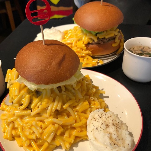 マカロニとチーズの大渋滞…。チーズ好き必見♡バンズに収まりきらない「マッカンバーガー」って知ってる？