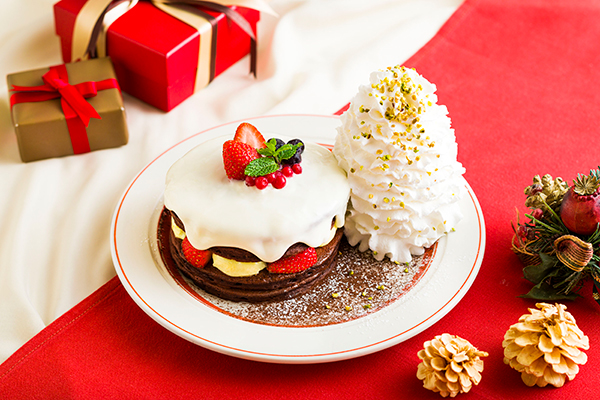 雪のように真っ白なミルククリームがたっぷり♡エッグスンシングスの「クリスマスショコラショートパンケーキ」