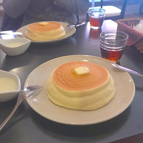 このふわしゅわパンケーキはどこ？「練乳で食べる」新食感のパンケーキ「三日月 氷菓店」に行ってみたい♡