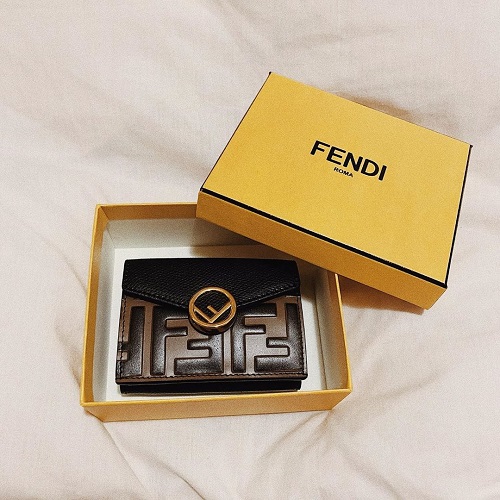 スタイリッシュな見た目に惚れ惚れ。「FENDI」のミニ財布は大人っぽくてシンプル好きにはたまらないって噂♡ - isuta（イスタ） -私の