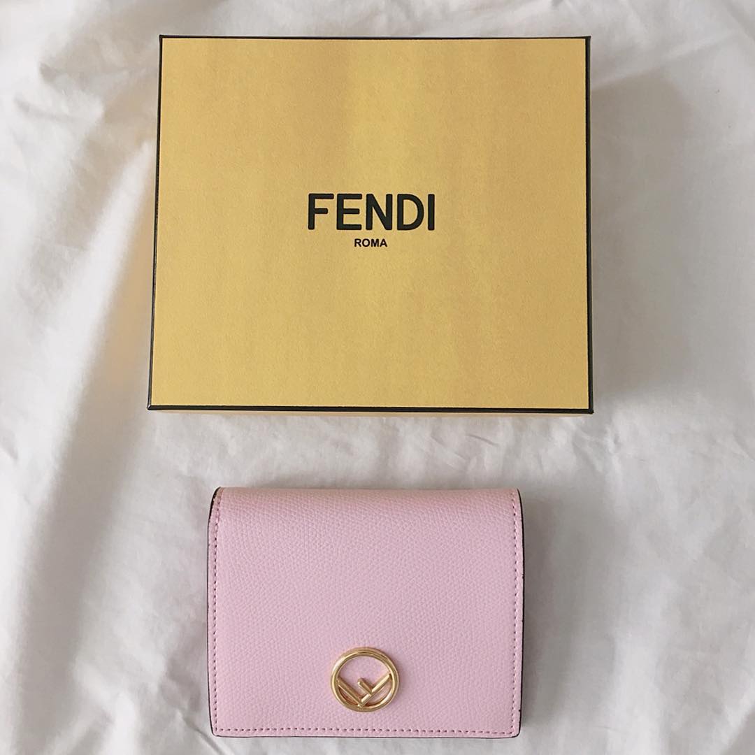 スタイリッシュな見た目に惚れ惚れ。「FENDI」のミニ財布は大人っぽくてシンプル好きにはたまらないって噂♡ - isuta（イスタ）  -私の“好き”にウソをつかない。-