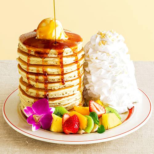 超リッチな“10枚重ね”のパンケーキも。「エッグスンシングス」に日本上陸10周年記念の限定メニューが登場