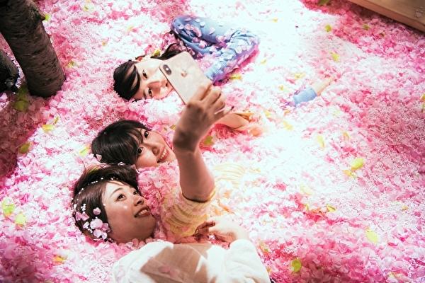 5日間だけのお楽しみ！桜の花びらに埋もれてインドアお花見が体験できちゃう「サクラチルバー」が渋谷で初開催♩