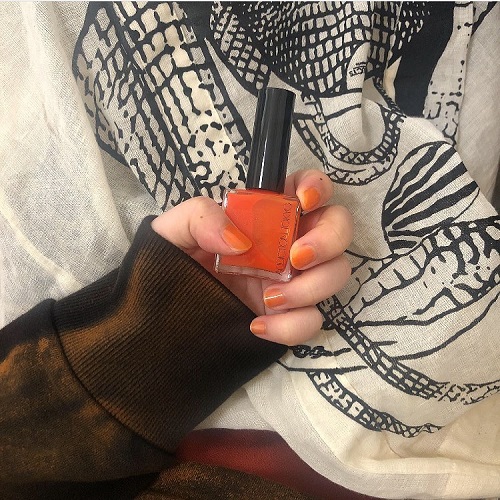 “ビタミンカラー”で手元まで華やかに。肌に馴染む＆高発色の「オレンジネイル」をブランド別に集めました♡