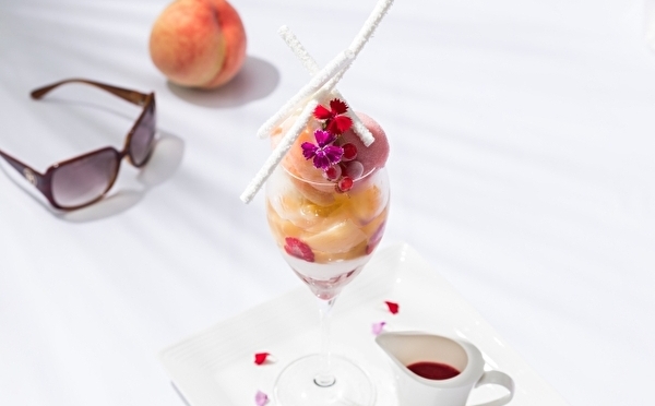 食べ進めるのが楽しい贅沢8層仕立て♩旬の「白桃」が主役の新作パフェがホテルメトロポリタン川崎にお目見え♡