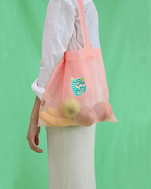 シルク素材に鮮やかな刺繍が施された、韓国ブランド「color 7（色_漆）」の個性派シアーバッグが気になる♡
