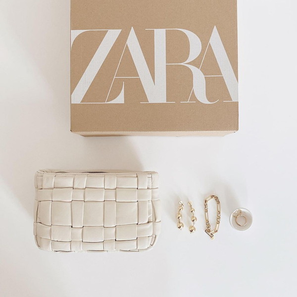 人気が出そうなZARAの新作バッグみっけ！ランダムな編み目の大きさが逆におしゃれな高見えデザインなんです