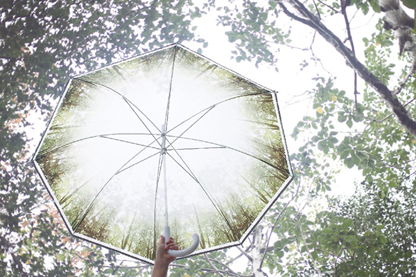 傘をさした時、自分だけに広がる素敵な世界。「HAPPY CLEAR UMBRELLA」で梅雨の憂鬱を吹き飛ばそう