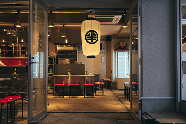 渋谷の新たな人気店になる予感。“食とエンターテイメント”がテーマの「渋谷 半地下酒場」が道玄坂にオープン