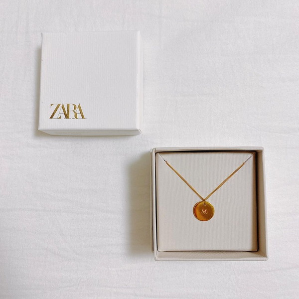 【ZARA】人気のイニシャルアクセサリーが1000円台！お気に入りのアイテムが完売する前に急いでチェックして