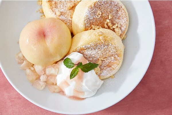奇跡のパンケーキ×旬の白桃が丸ごとオン。20日間だけの真夏のご褒美がFLIPPER’Sにお目見えです