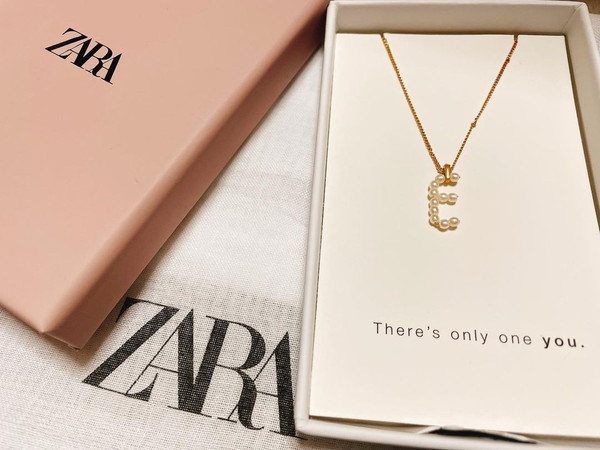 【ZARA】人気のイニシャルアクセサリーが1000円台！お気に入りのアイテムが完売する前に急いでチェックして