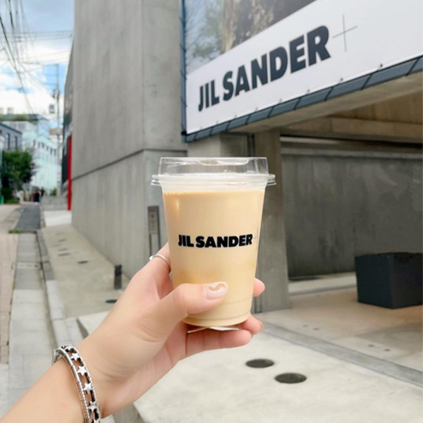 Jil Sanderロゴ入りのカフェラテがあるって知ってた？8月24日までの期間限定だから急いでチェックして