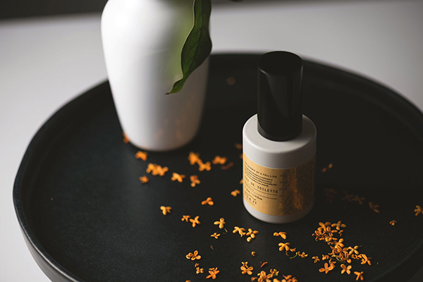 甘く咲き誇る香りをさりげなく纏って。OSAJIのオードトワレから“金木犀”をベースにした季節限定の香りが登場