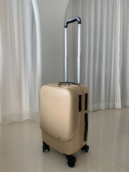 心トキメク旅には、とっておきのスーツケースが欠かせない。南イタリアの田舎町をイメージしたデザインにきゅん