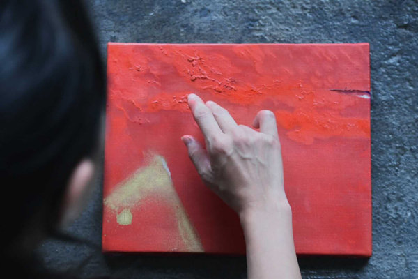 筆でとって、紅を差す。所作が美しく見える口紅や、絵画が並ぶコンセプトショップが東京・蔵前にオープン
