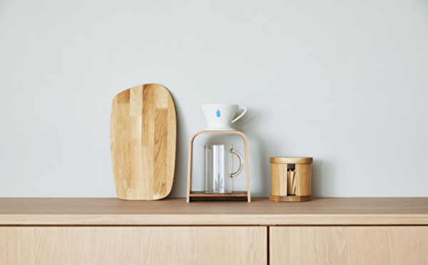 ブルーボトルコーヒー×カリモク家具がコラボ。おうちカフェを彩る3アイテムはインテリアとしてもステキです