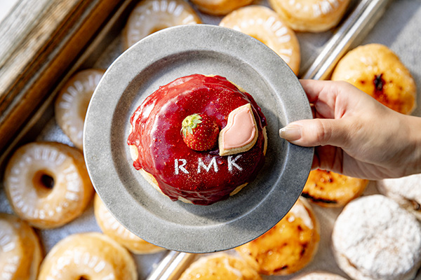 新作コスメにドーナツに、カプセルトイまで楽しめちゃう！「RMK」表参道ポップアップの充実度におどろき