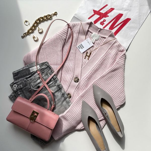 H&Mでもみっけ！心がくすぐられる「桜色カーディガン」。旬のこなれシルエットも叶うなんて、君はズルいよ