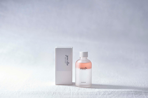 ジョシーユの新商品「ESSENCE 梅と桜」本体と外箱