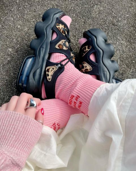 「ナイキ エア マックス ココ」のヒョウ柄とピンクの靴下を合わせた着画
