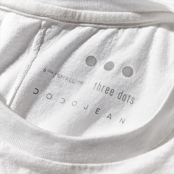 three dotsと百々千晴によるコラボTシャツのタグ表示部分