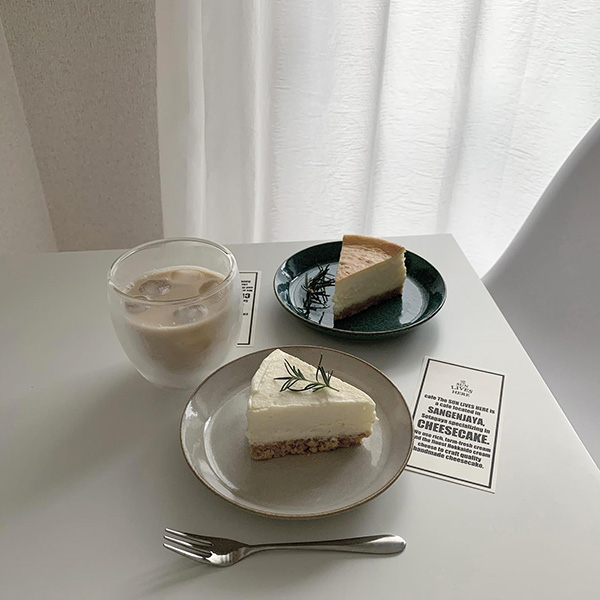 「cafe The SUN LIVES HERE」の濃厚生クリームレアチーズケーキ