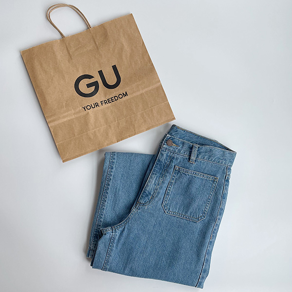 【GU】太すぎない“セミワイド”で、脚がより美しく見える。着回しやすさ抜群の優秀ジーンズ履いてみない？