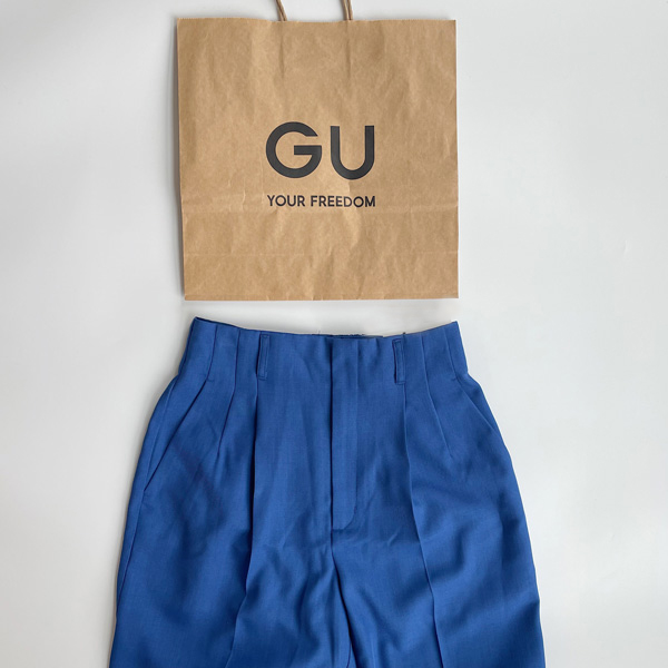 GUのカラースラックス ブルー