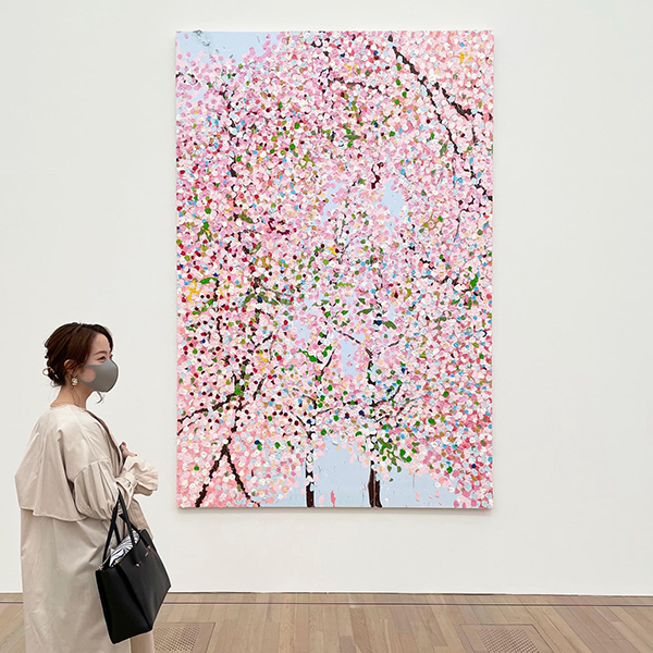 “春爛漫”って言葉がぴったり。この春話題の「ダミアン・ハースト 桜」展で、まだまだ満開の桜を楽しみたいっ