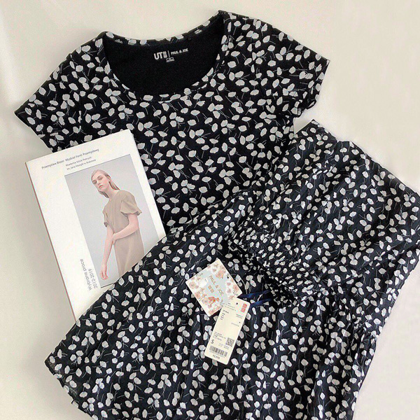 ユニクロ × PAUL & JOEのクロップドTシャツとティアードスカート