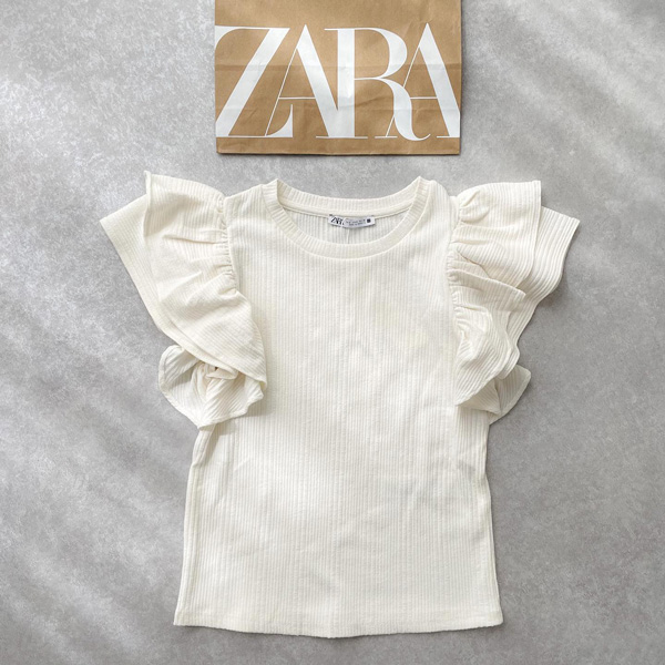 今絶賛売れてる！ZARAの「フリル付きTシャツ」はすでに色欠けするほど