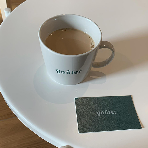 九品仏のカフェ「goûter（グテ）」の マグカップ（コーヒー牛乳）