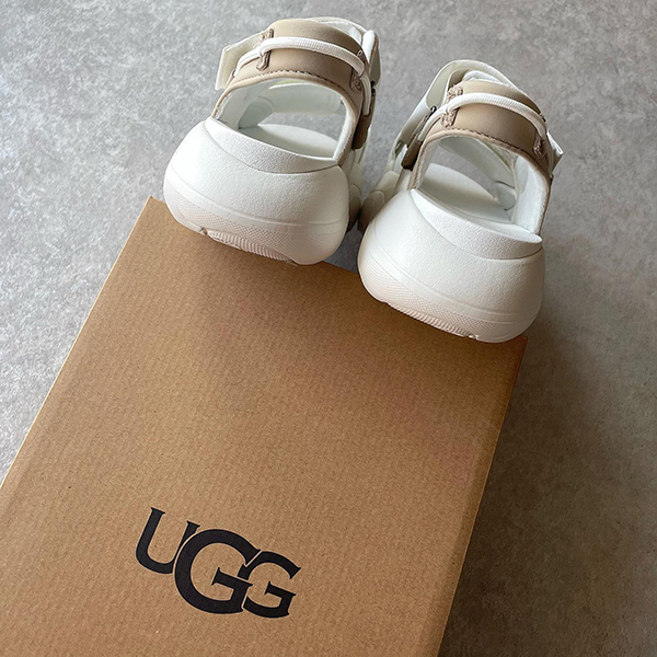 UGGの「LA CLOUD STRAP SANDAL」DOE SKINカラーのかかと部分