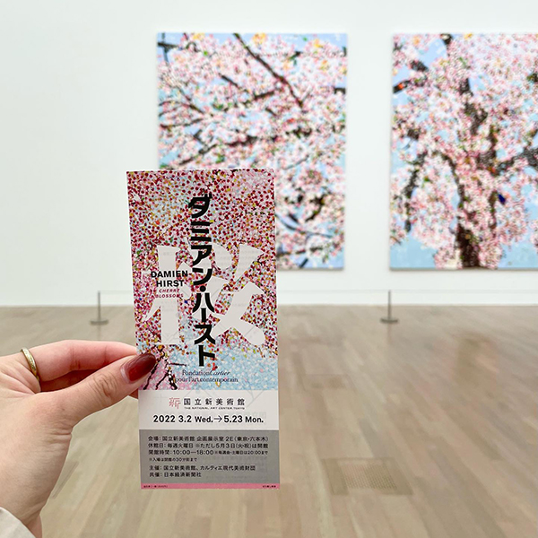 国立新美術館で開催中の「ダミアン・ハースト 桜」チケット