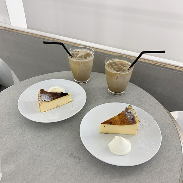 CAFE FACON ROASTER ATELIERバスクチーズケーキとカフェラテ