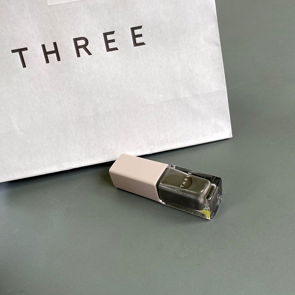 「THREE」のネイルポリッシュ『X46 INNER BLOOM』のカラー