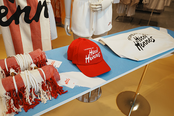 H&M新宿店にオープンした「Hôtel Hennes」の販売アイテム