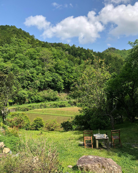 兵庫県丹波篠山にある山の中にあるカフェ「HOVEL Kusayama」付近の写真。