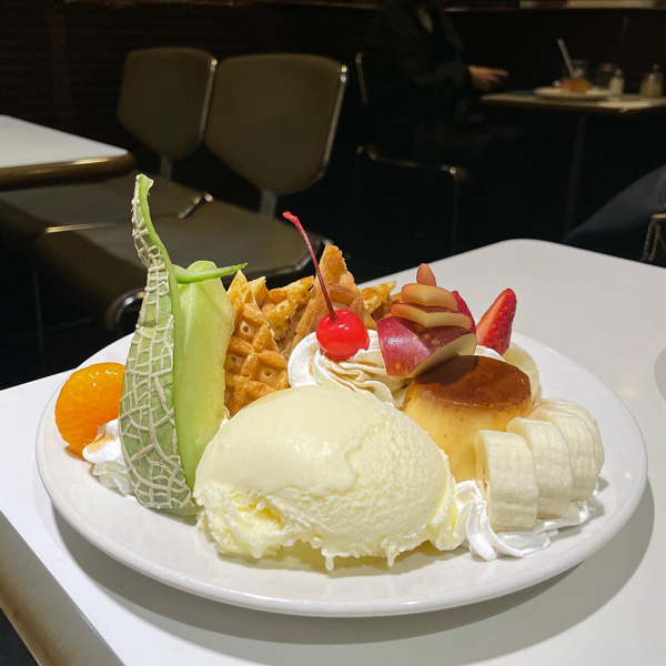 大阪の梅田にある喫茶店「喫茶ドリヤード」のプリンワッフルセット。