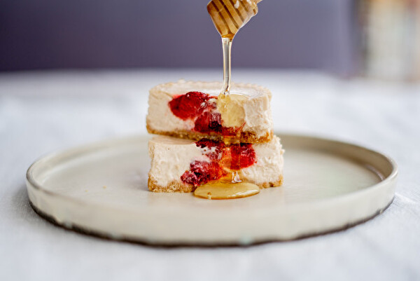 CheeseTableとベキュアハニーのコラボスイーツ「あまおう苺とクローバー蜂蜜の生カマンベールチーズケーキ」