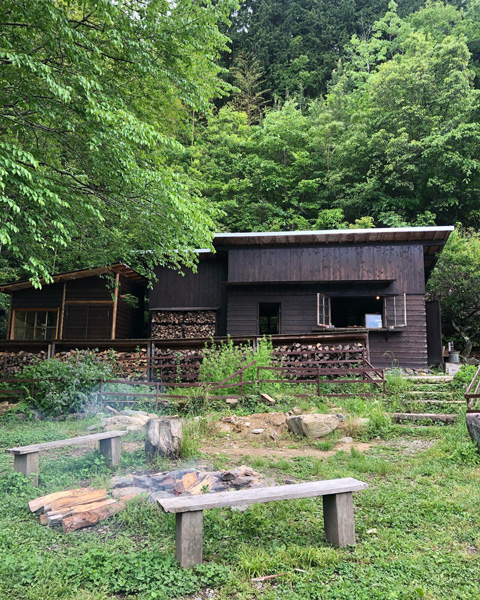 兵庫県丹波篠山にある山の中にあるカフェ「HOVEL Kusayama」の外観写真