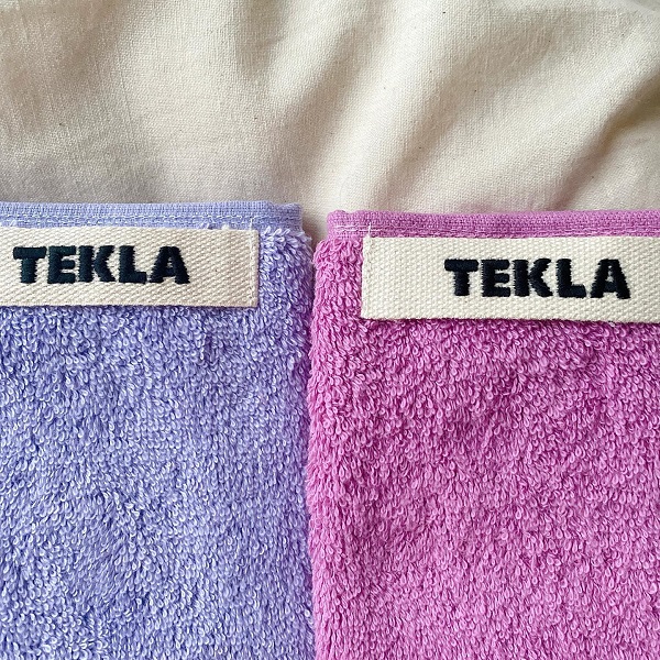 ブランドロゴの入ったタグがかわいい「TEKLA」のタオル2色