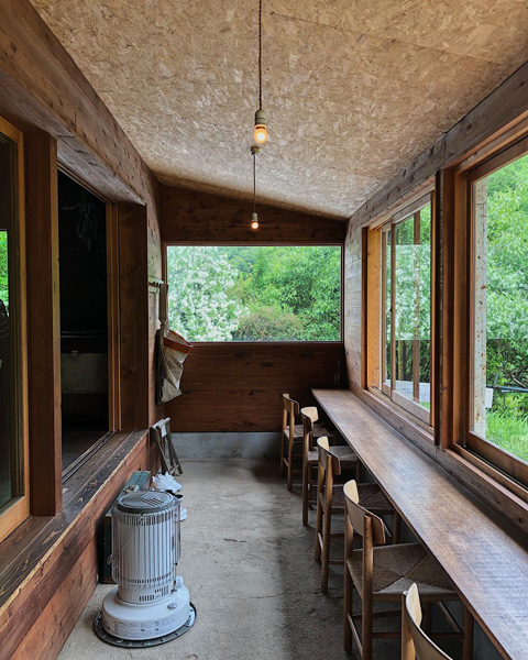 兵庫県丹波篠山にある山の中にあるカフェ「HOVEL Kusayama」の店内写真。