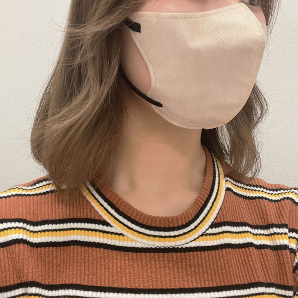 MASCODE クール3Dマスクの、ライトベージュを着用した女性