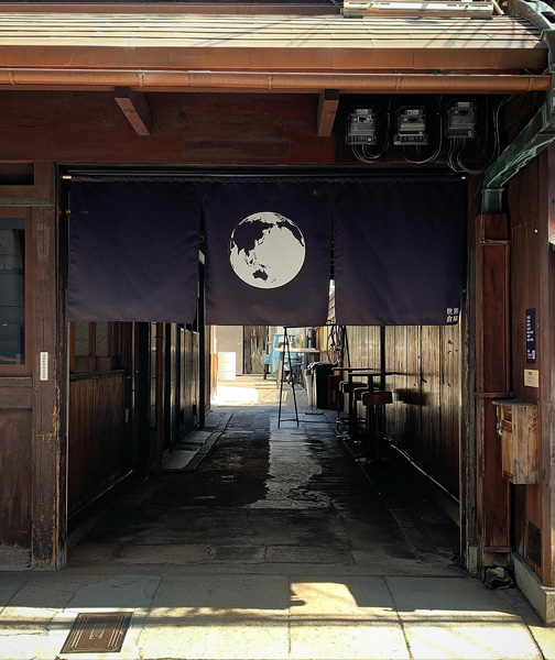 京都市下京区にある「世界倉庫」の入り口。